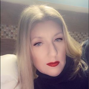 Meet your Posher, Laurie